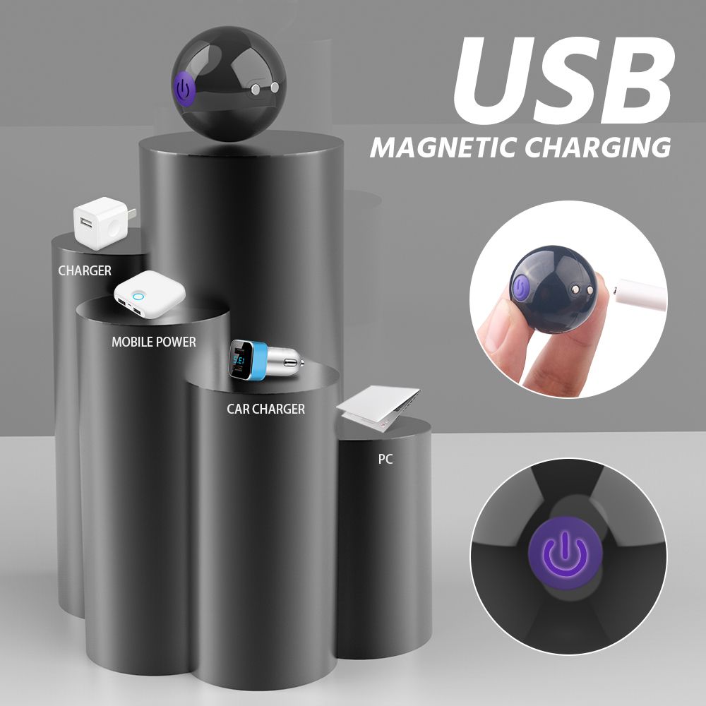 Schwarze Kugel mit USB-Ladezubehör. Verschiedene Ladegeräte.