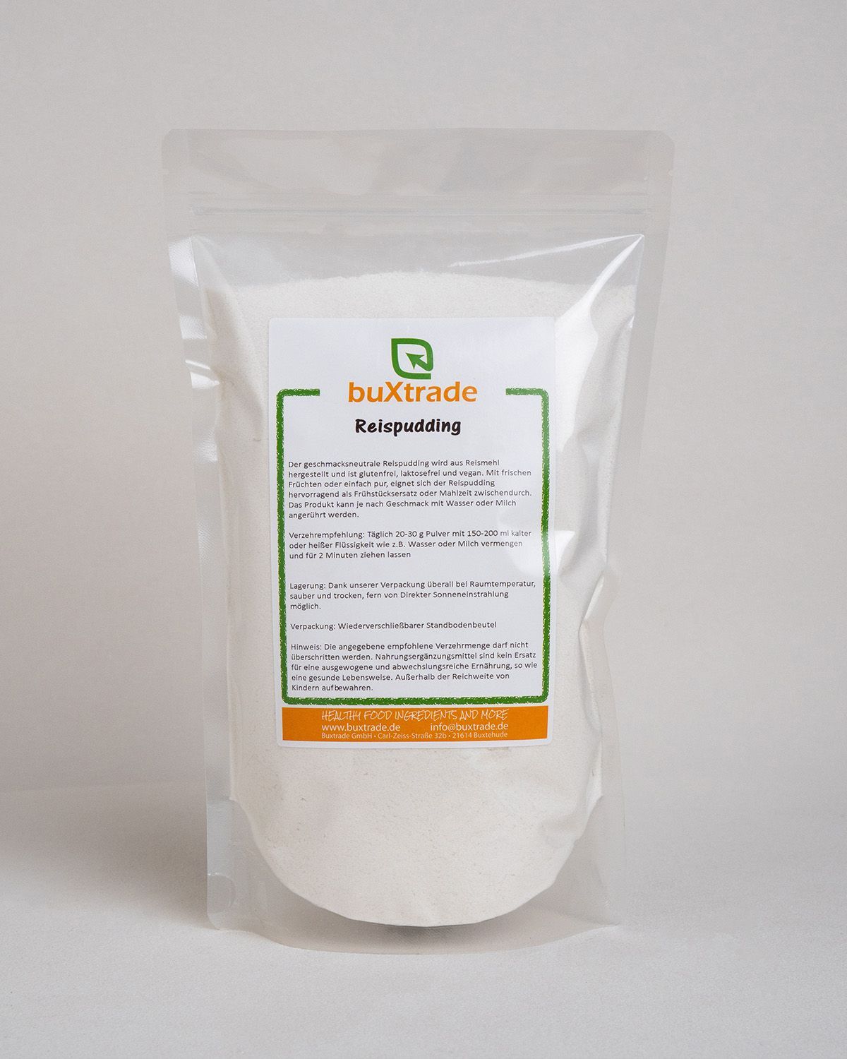Transparente Verpackung mit weißem Reispudding-Pulver. Aufkleber mit Produktinformationen und Logo.