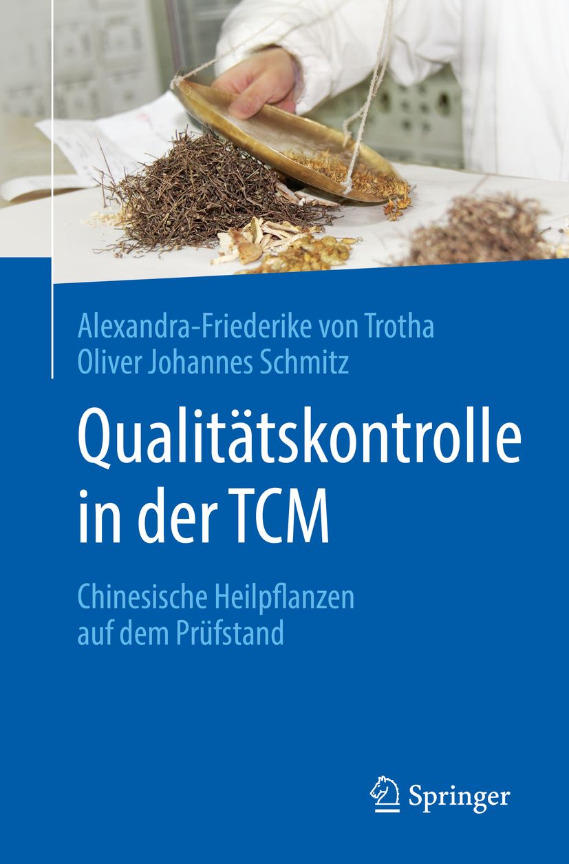 Buchcover: "Qualitätskontrolle in der TCM". Autoren: Alexandra-Friederike von Trotha, Oliver Johannes Schmitz. Verlag: Springer. TCM-Kräuter auf Waage.