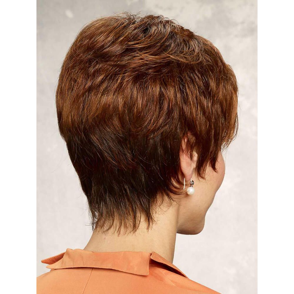 Rückansicht einer Kurzhaarperücke in Rotbraun. Frau mit Perücke. Ohrringe. Bluse in Orange.