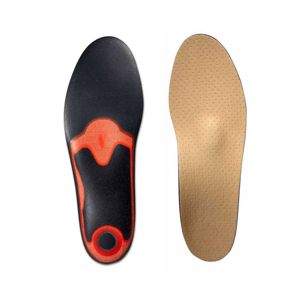Zwei orthopädische Einlegesohlen. Eine schwarze Sohle mit rotem Einsatz, eine beige Sohle mit Noppenmuster.