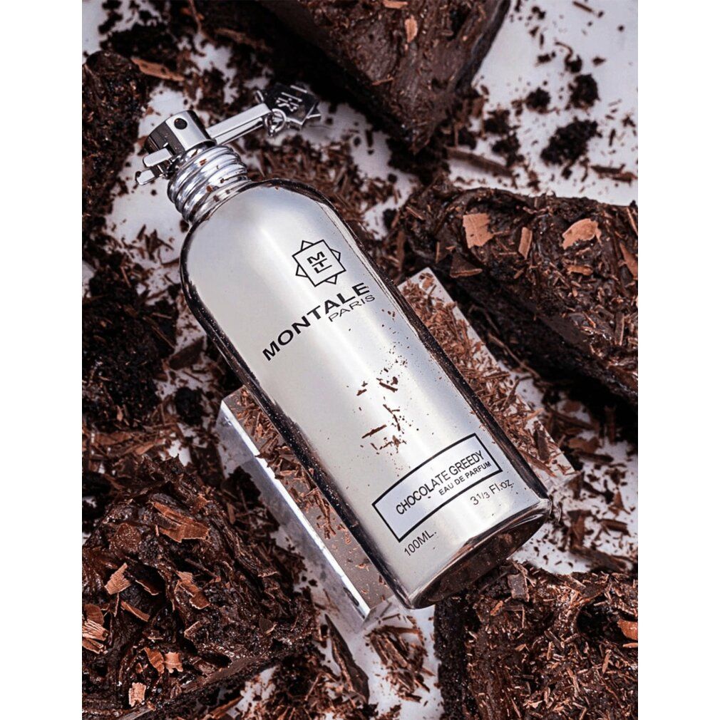 Montale Chocolate Greedy Eau de Parfum Spray auf Schokoladenkrümeln.