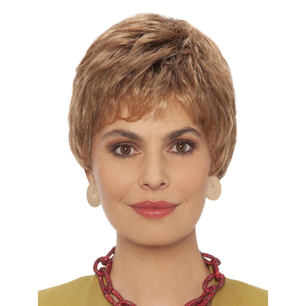 Kurzhaarperücke, blond-braun, Frontansicht. Frau mit Ohrringen und roter Halskette. Auf hellem Hintergrund.