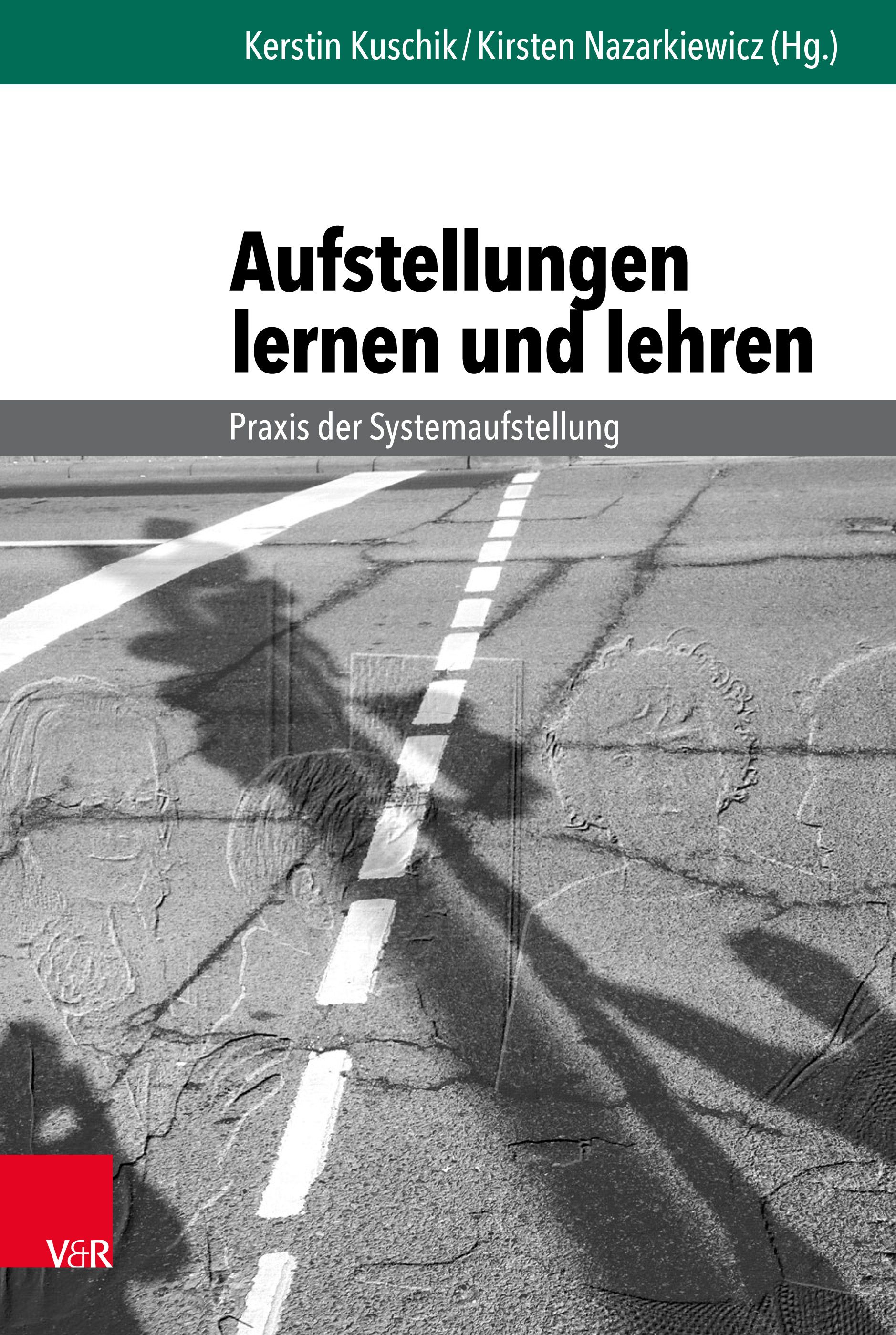 Buchcover mit Titel: Aufstellungen lernen und lehren. Autoren: Kerstin Kuschik, Kirsten Nazarkiewicz. Verlag V&R. Hintergrund: Asphaltstraße mit Schatten.