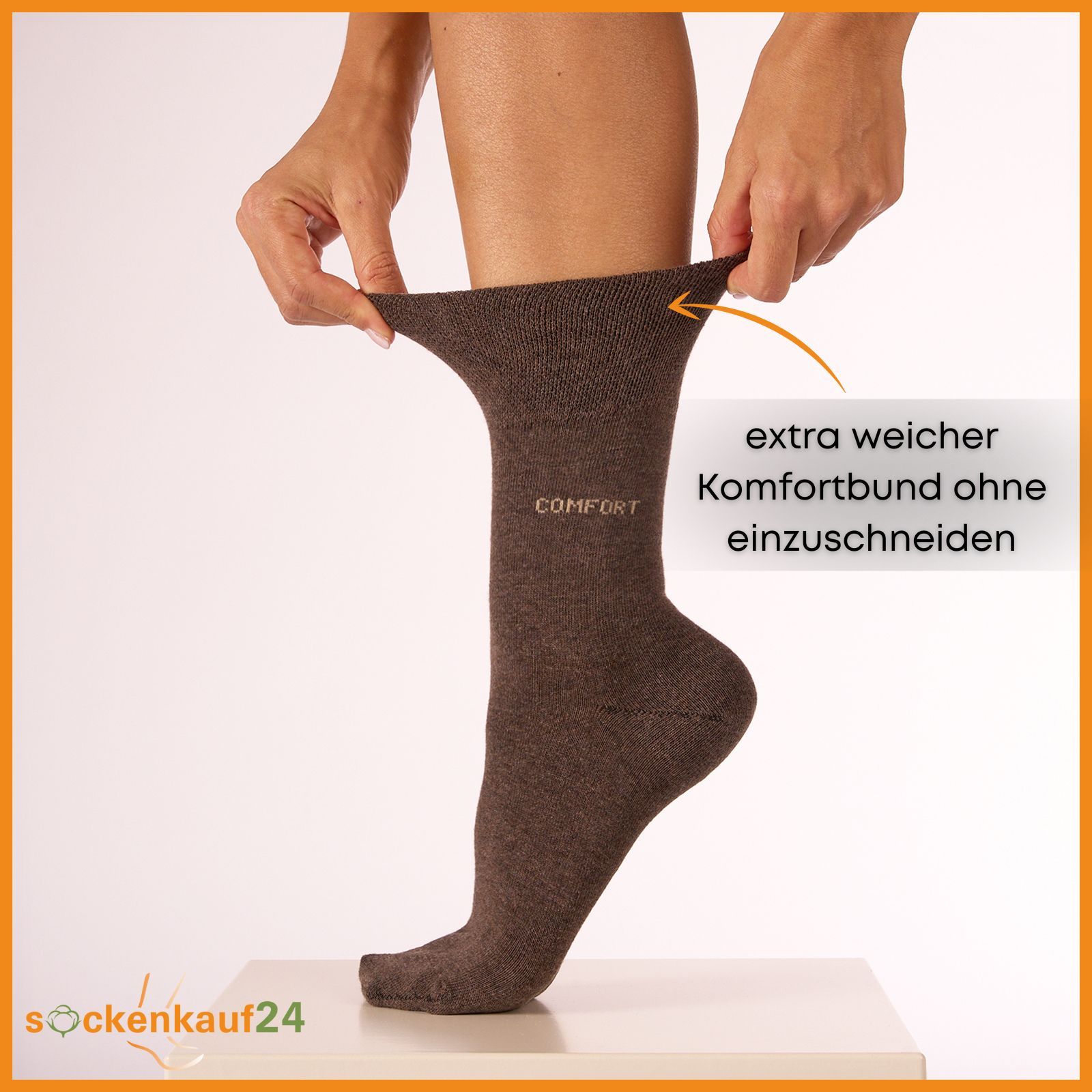 Braune Socke wird gedehnt. Aufschrift 'COMFORT'. Text: 'extra weicher Komfortbund ohne einzuschneiden'.