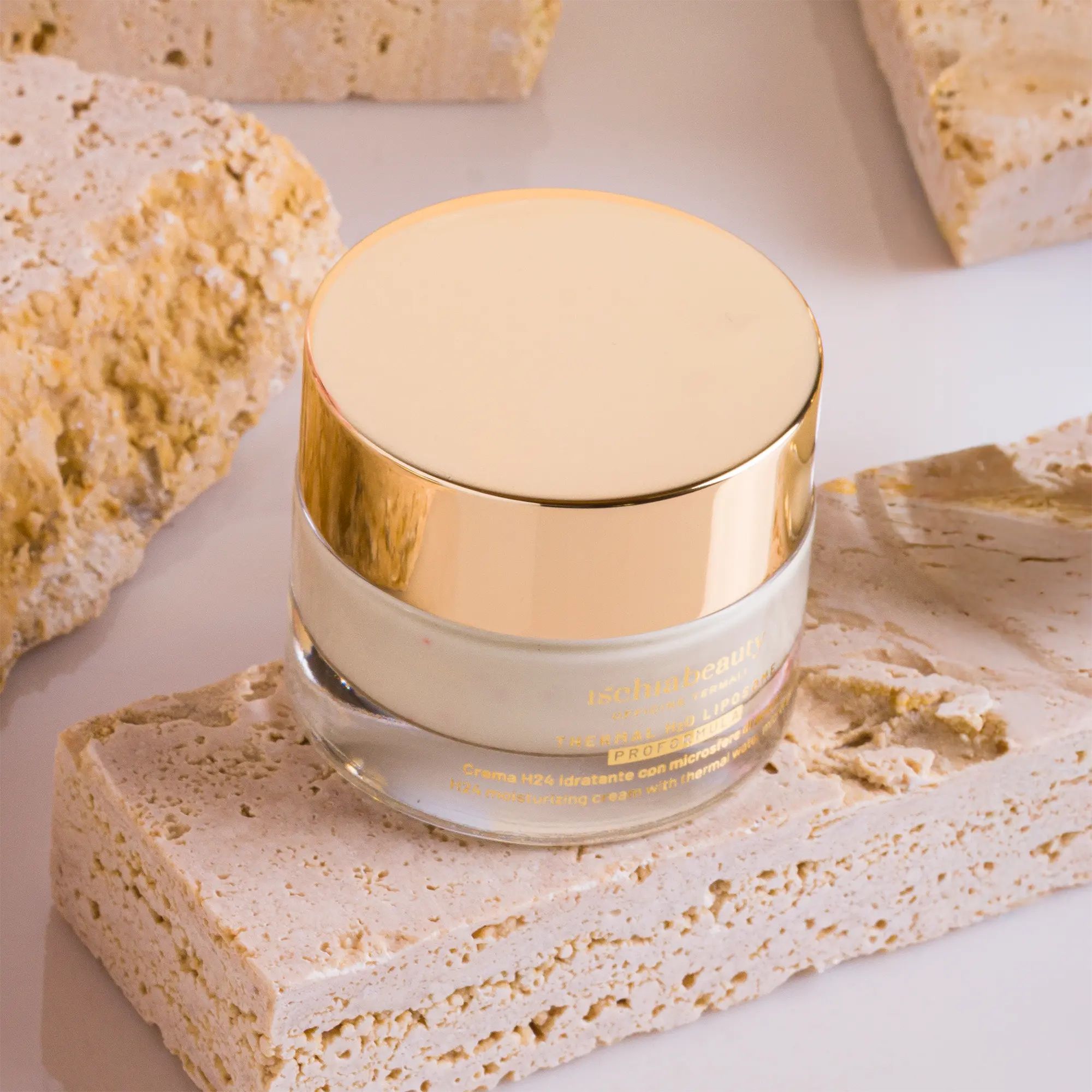 Cremebehälter mit goldenem Deckel. Aufschrift: ischiabeauty. Aufschrift: Crema H24 idratante con microsfere di acqua termale.