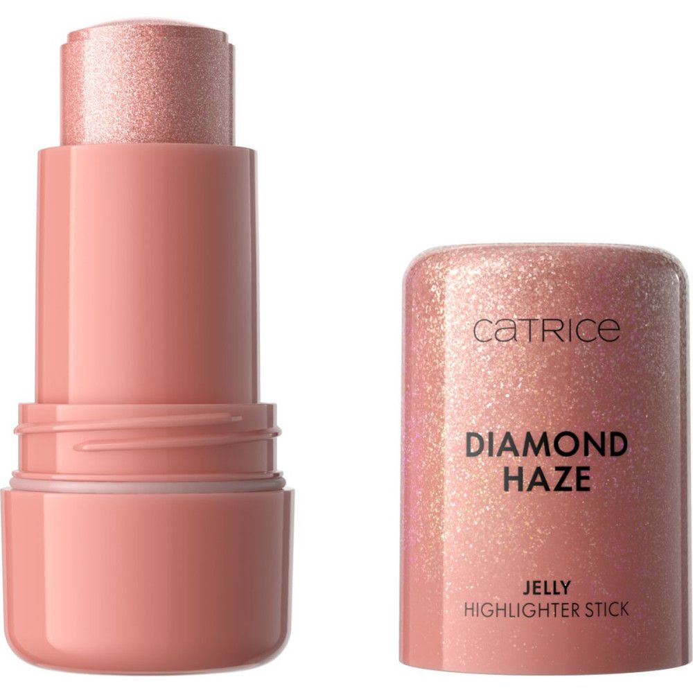Ein rosafarbener Highlighter-Stick mit Glitzerpartikeln. Der Deckel ist abgenommen und zeigt den Markennamen Catrice und die Produktbezeichnung "Diamond Haze Jelly Highlighter Stick".