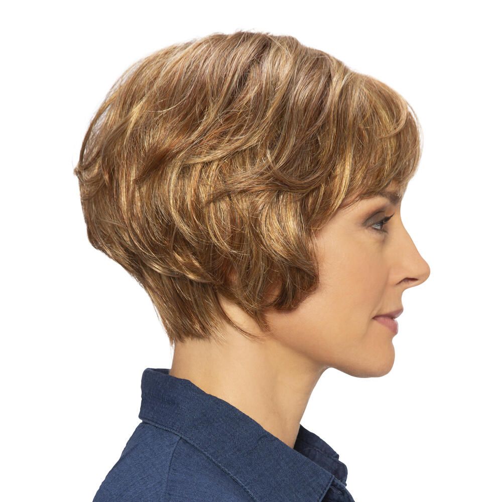 Perücke Rosalie von trendhair. Kurze, blonde Kunsthaarperücke mit Pony. Seitenansicht einer Frau.
