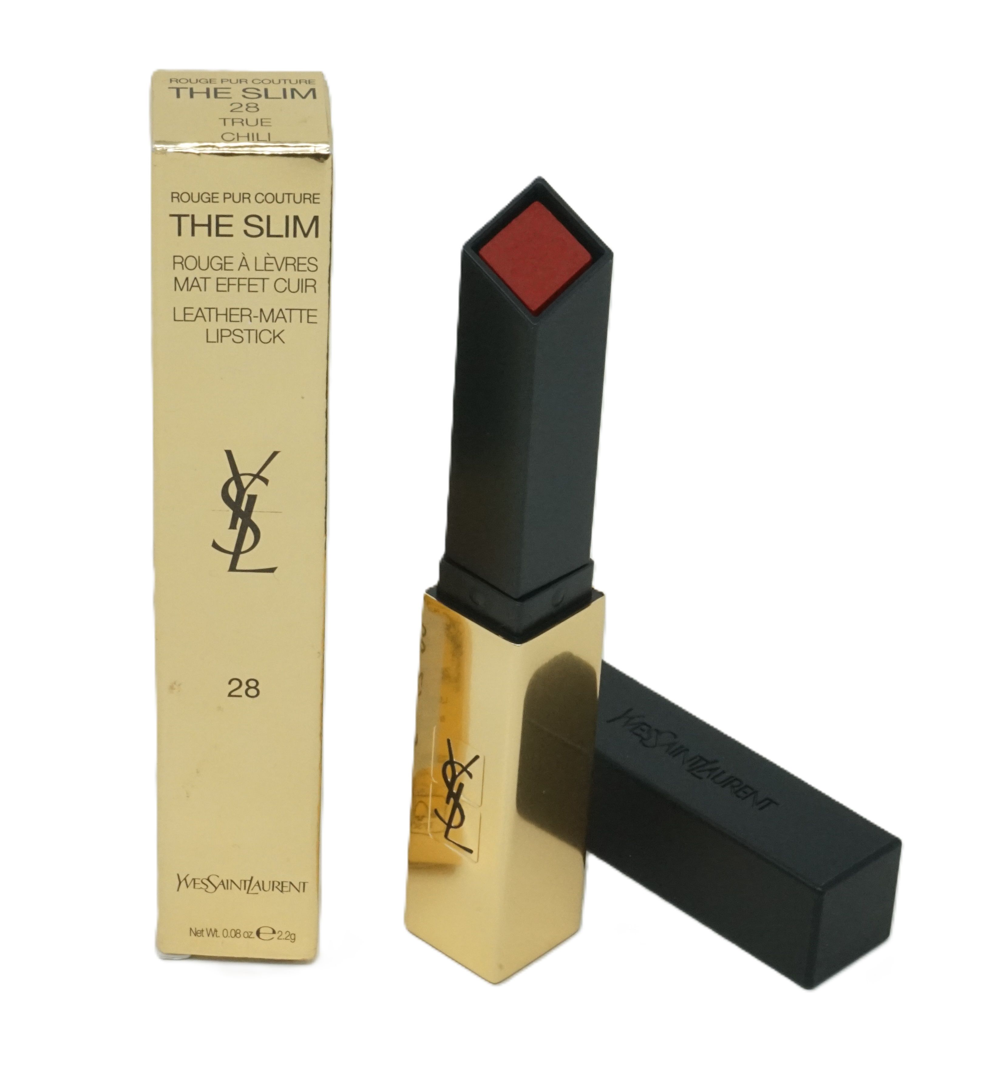 Goldene Lippenstift-Hülse mit schwarzem Deckel und rotem Lippenstift. Auf der Verpackung steht "THE SLIM".