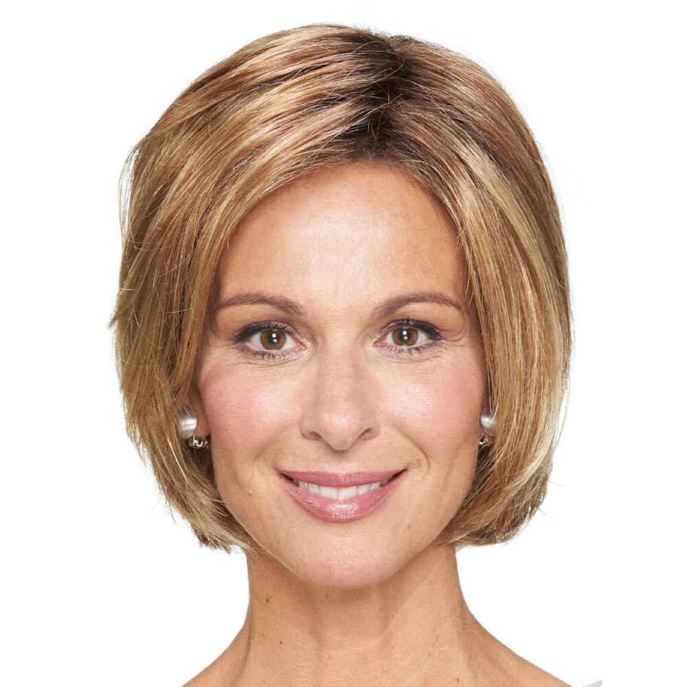Perücke STOCKHOLM, blond, kurze Haare. Frontale Ansicht einer Frau mit Perücke. Hellbraune Strähnen.