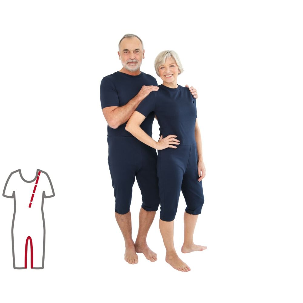 Blauer Pflegeoverall mit kurzem Bein und Rücken-RV. Zwei Personen tragen den Overall. Skizze des Overalls.