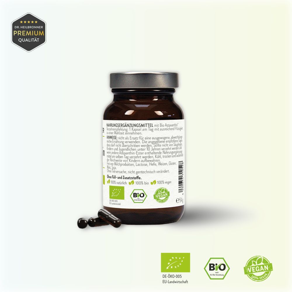 Braune Glasflasche mit Kapseln. Etikett mit Nährwertangaben und "Bio Astaxanthin Komplex 4mg". Bio- und Vegan-Siegel.