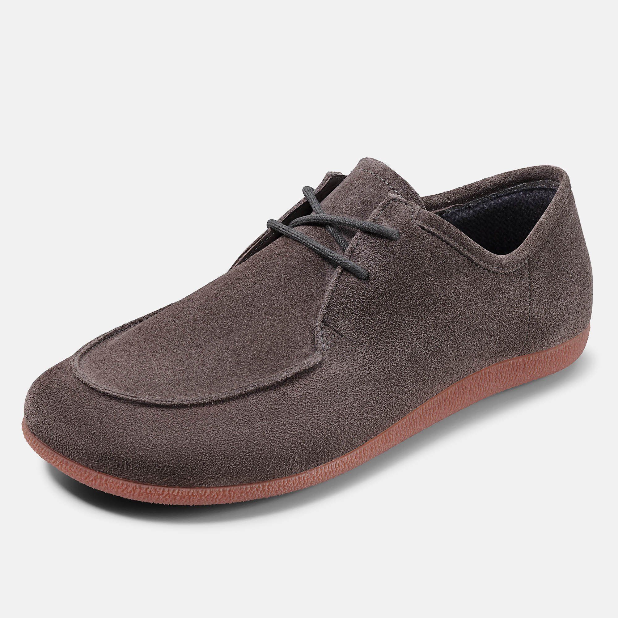 Brauner Schnürschuh mit runder Spitze und roter Sohle. Obermaterial aus Wildleder.