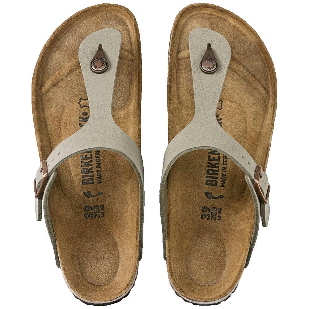 Vista dall'alto di due sandali. Cinturini beige, fibbie. Plantare in sughero. Birkenstock, taglia 39.