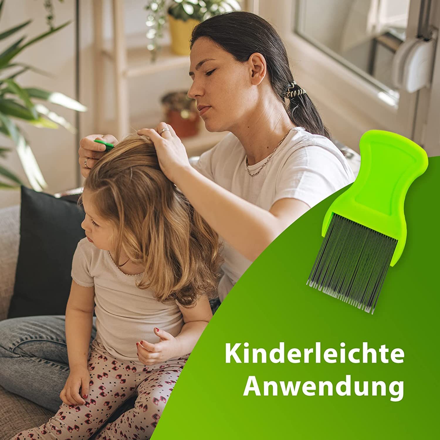 Mutter kämmt Kind die Haare mit grünem Kamm. Text: Kinderleichte Anwendung.