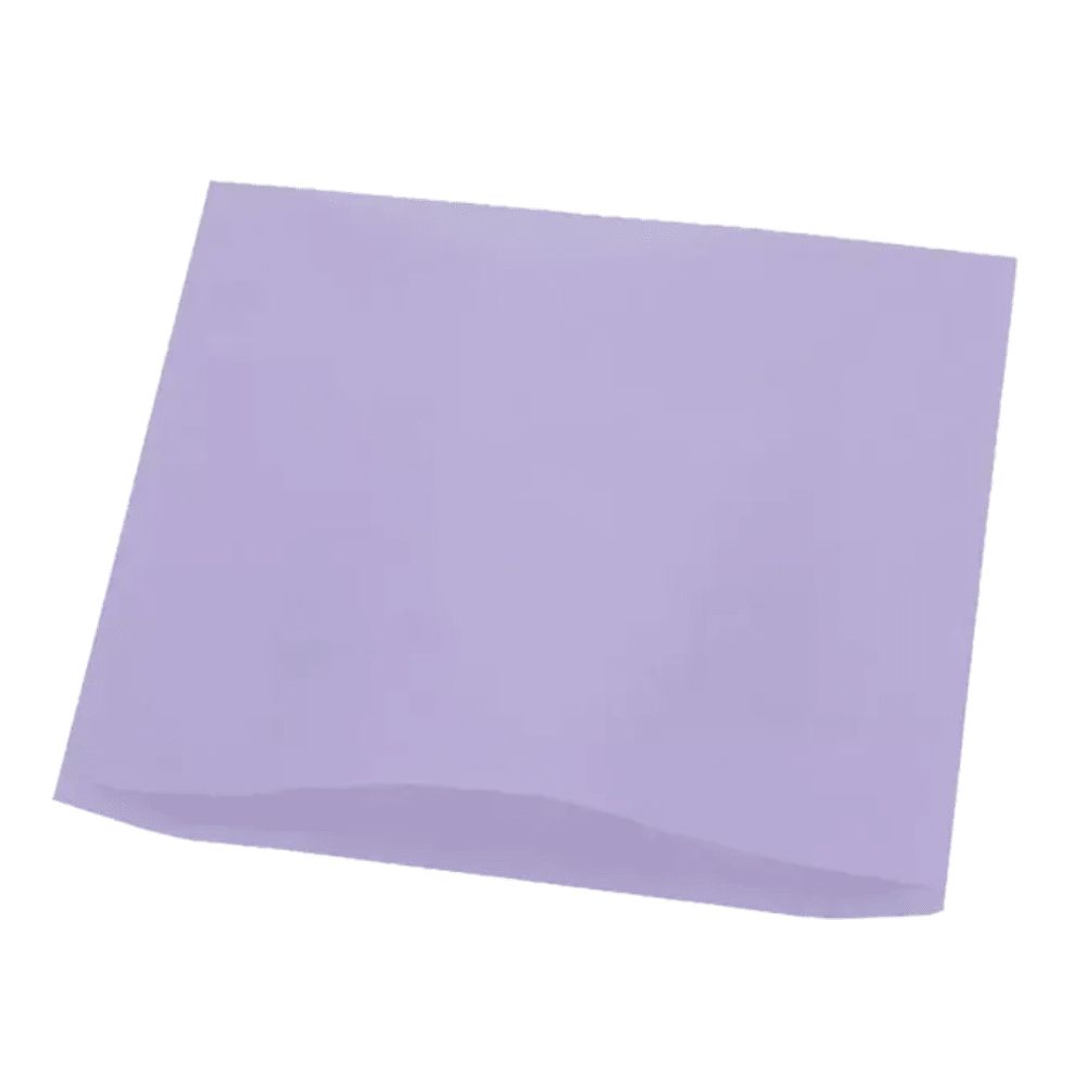 Helllila Kopfstützenschoner aus Tissue-Papier. Rechteckige Form, gefaltet. Einzelnes Produkt, freigestellt.