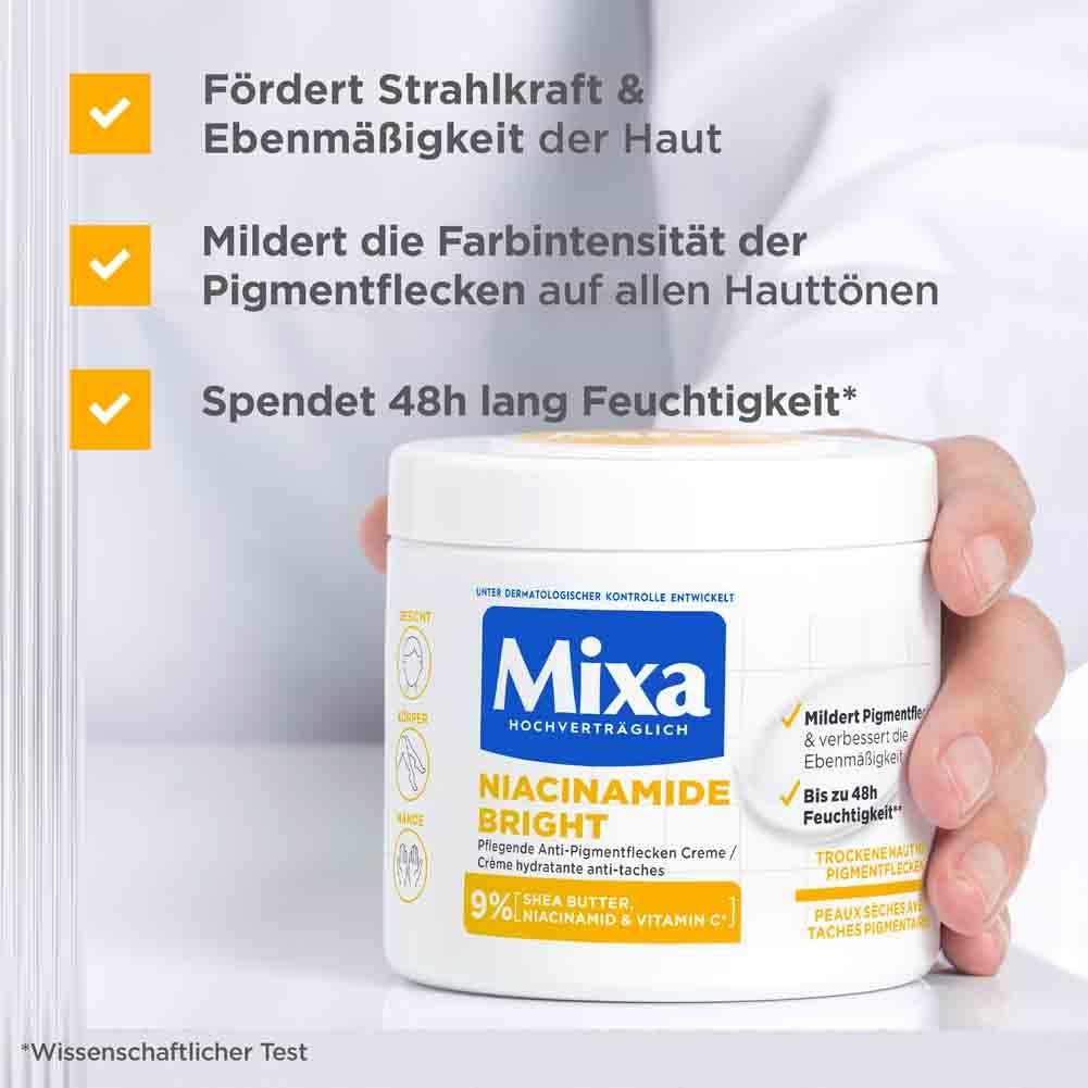 Hand hält Mixa Bright Tiegel. Text: Niacinamide Bright, Creme gegen Pigmentflecken. Wirkt gegen Flecken, spendet Feuchtigkeit.