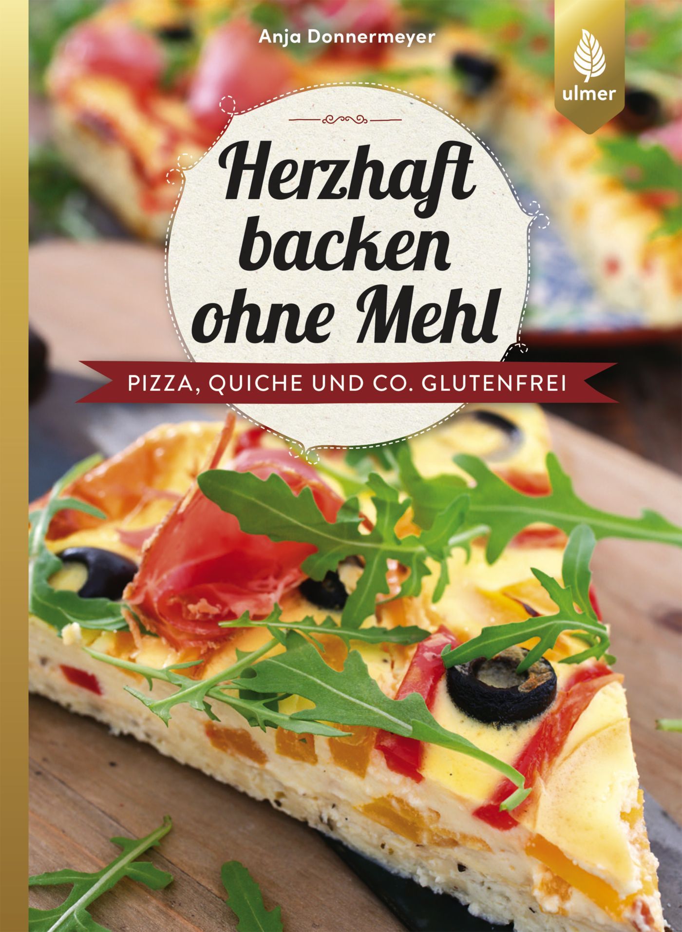 Buchcover: "Herzhaft backen ohne Mehl". Titel, Autorin Anja Donnermeyer. Glutenfrei. Anschnitt Pizza/Quiche mit Oliven, Gemüse, Rucola.