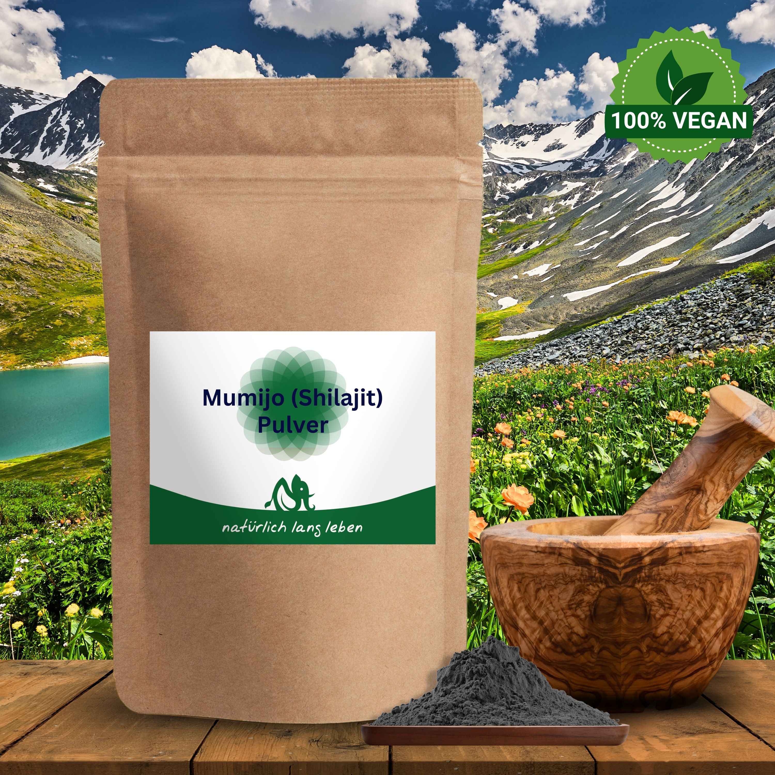Braune Tüte mit weißem Etikett. Mumijo (Shilajit) Pulver. Logo und Schriftzug: natürlich lang leben. Holzschale und Mörser daneben.