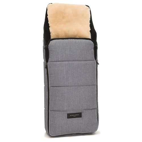 Grauer Kinderwagen-Fußsack mit schwarzem Rand und beigem Fell. Reißverschluss an der Seite. Schwarzes Etikett mit Schriftzug.