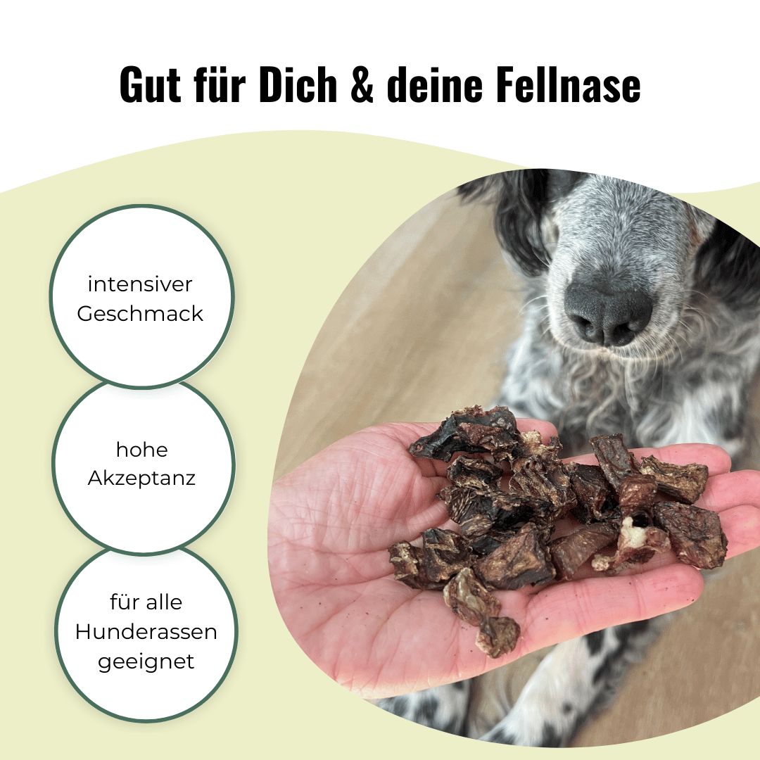 Eine Tüte mit getrockneten Rinderlungen-Kausnacks für Hunde.