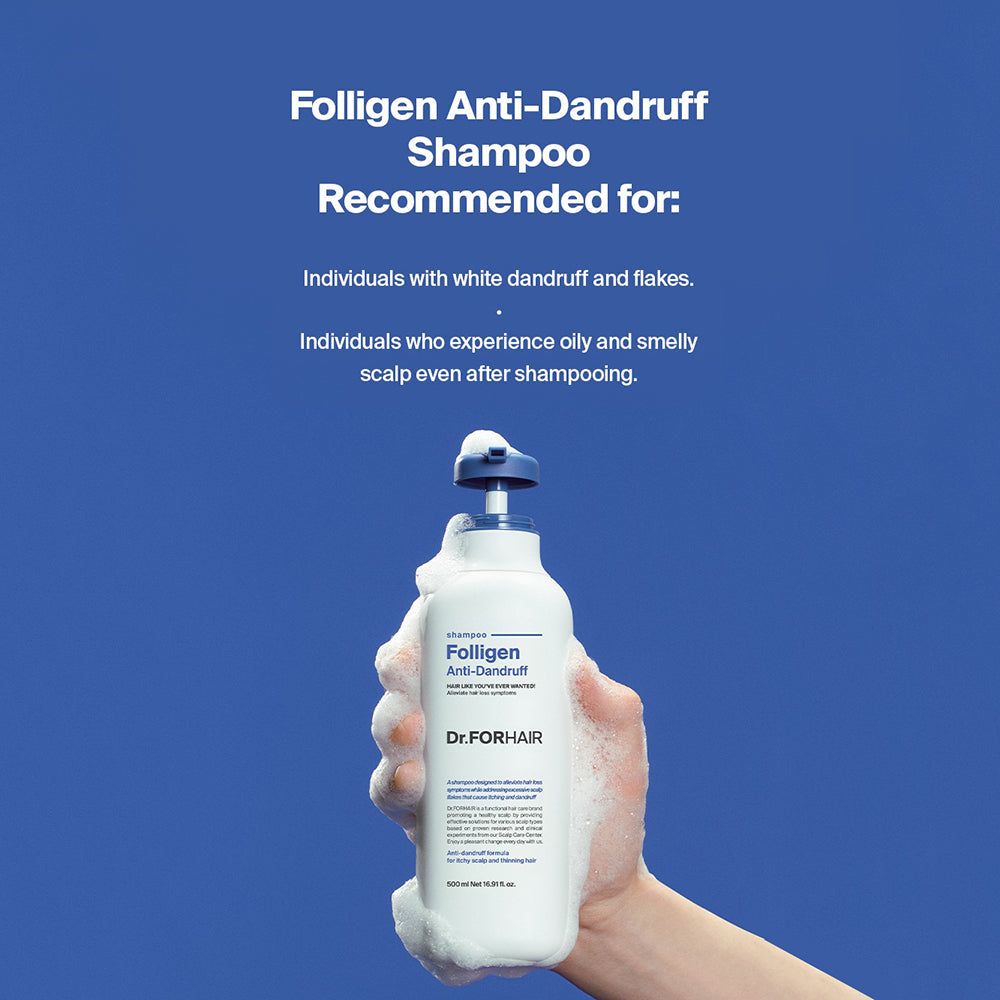 Eine Hand hält eine Flasche Dr. FORHAIR Folligen Anti-Schuppen-Shampoo, umgeben von Schaum.