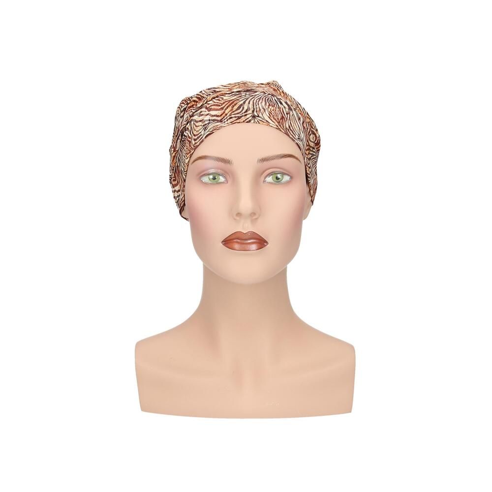 Turban mit Zebra-Muster auf einer Schaufensterpuppe. Braune und beige Farbtöne.