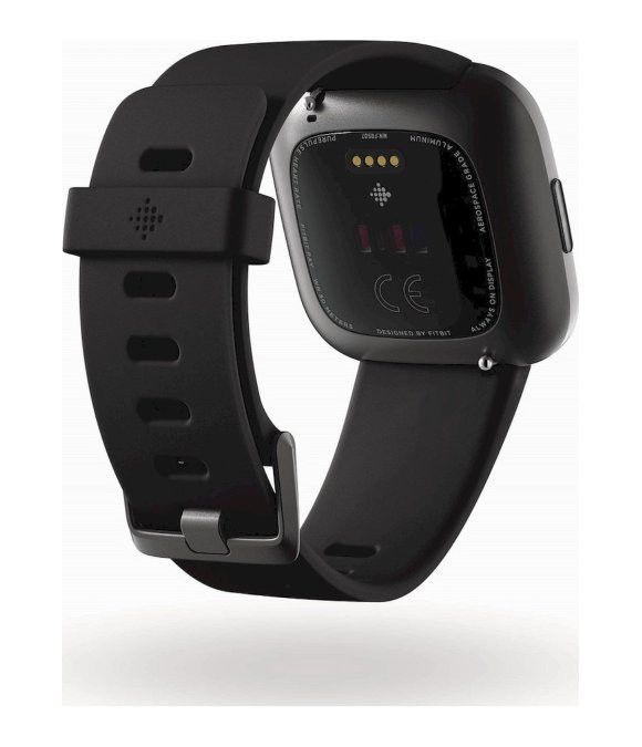 Rückseite einer schwarzen Smartwatch. Sensoren und Ladekontakte sichtbar. Schwarzes Armband mit silberfarbener Schnalle. CE-Kennzeichnung.