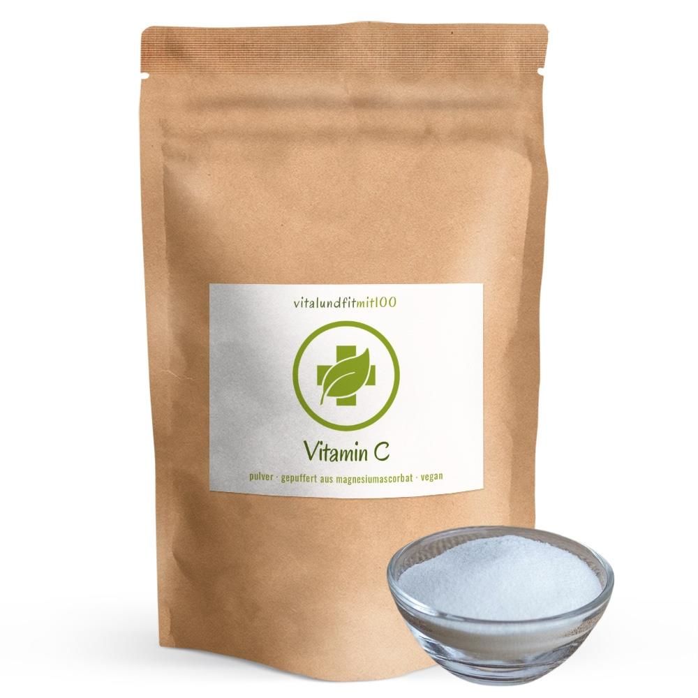 Braune Tüte mit weißem Etikett. Aufschrift: vitalundfitmit100, Vitamin C, Pulver gepuffert aus Magnesiumascorbat, vegan. Grünes Logo. Schale mit Pulver.