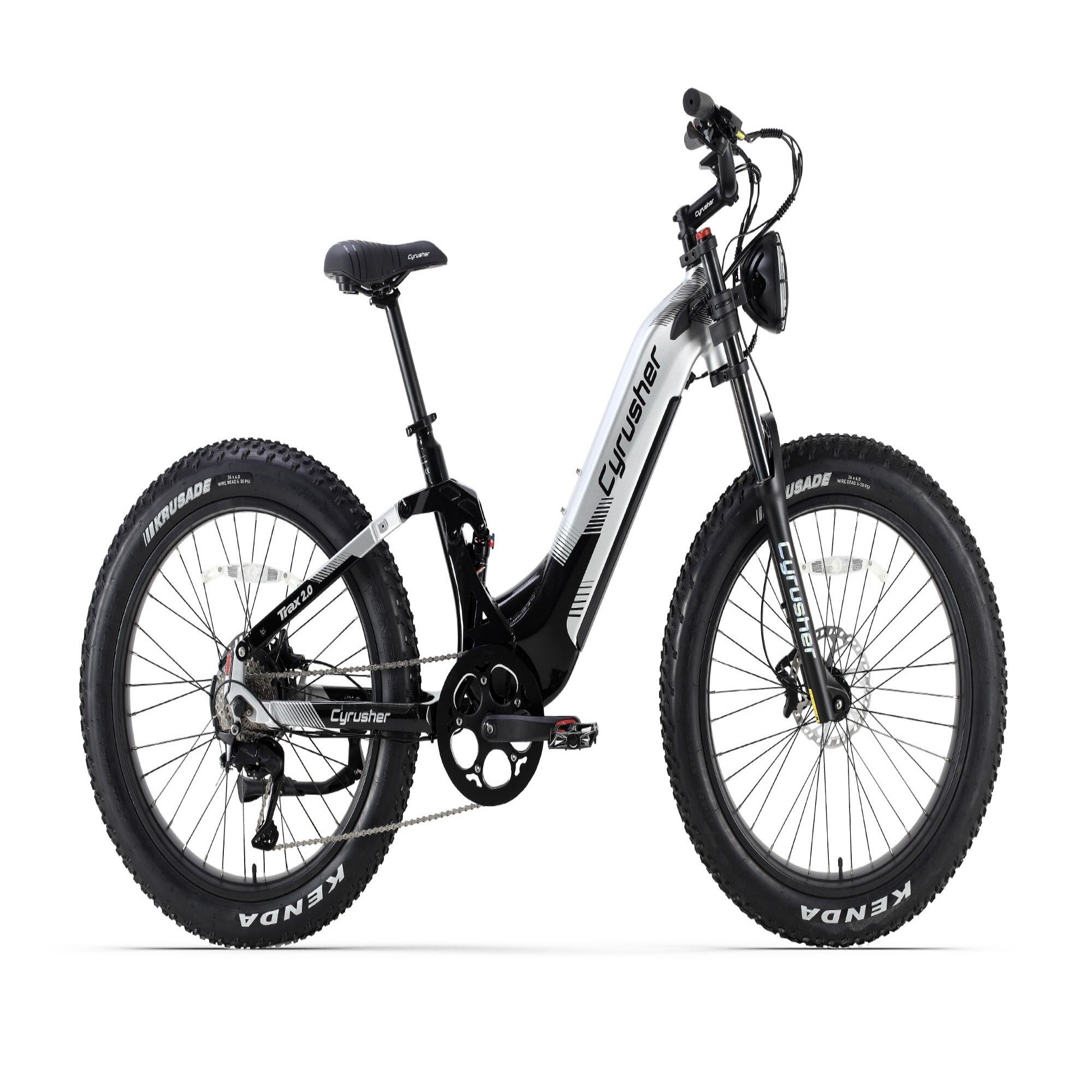 Elektrofahrrad CYRUSHER Trax 2.0, schwarz-silber, breite Reifen, Marke sichtbar.