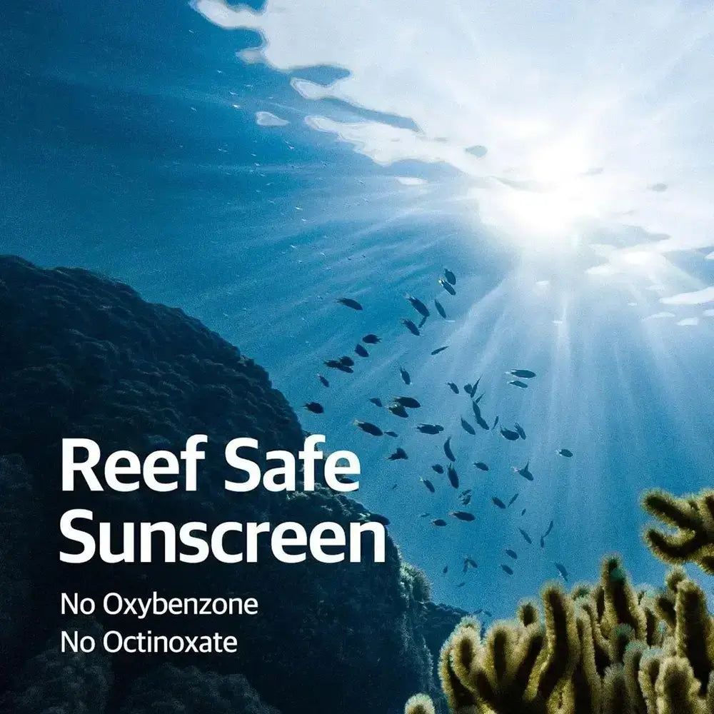 Unterwasserlandschaft mit Korallen und Fischen. Text: Reef Safe. Ohne Oxybenzon und Octinoxat.