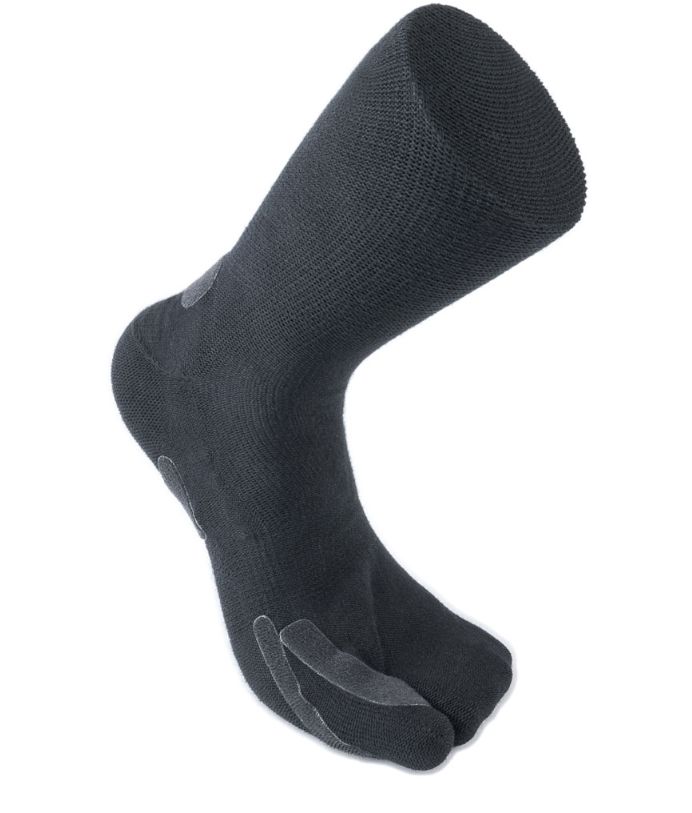 Schwarze Socke mit geteiltem Zeh und Verstärkungen. Seitenansicht.