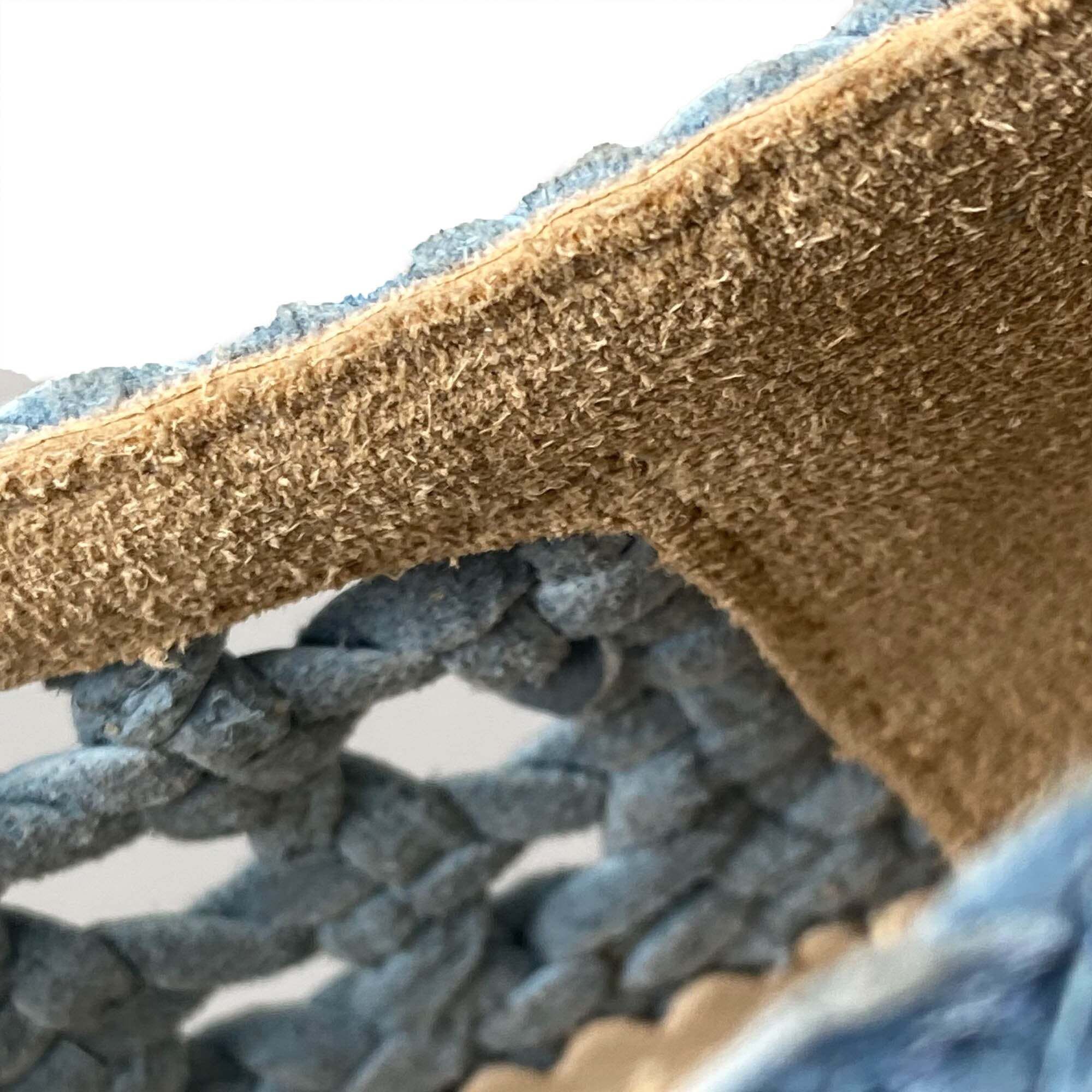Detailaufnahme der Schuhkonstruktion mit geflochtenem Material und Leder.
