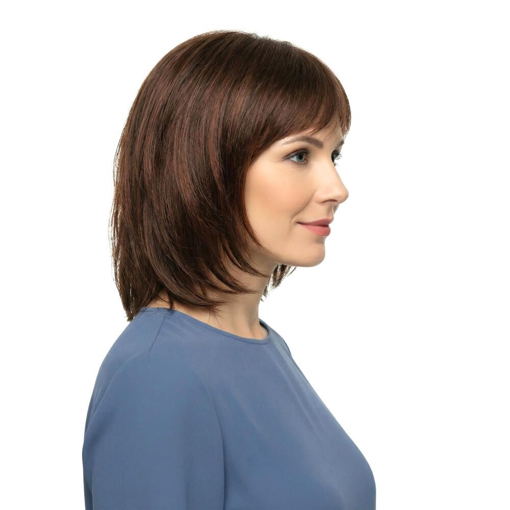 Kurzhaarperücke in Braun mit Pony. Seitenansicht einer Frau mit blauem Oberteil.