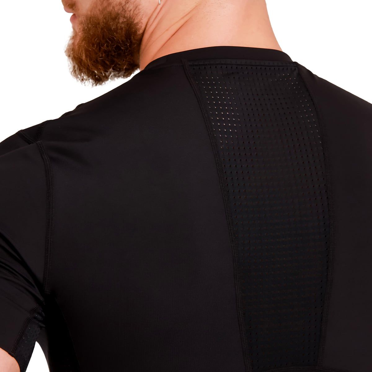 Rückansicht eines schwarzen Herren-T-Shirts mit atmungsaktivem Mesh-Einsatz am Rücken.