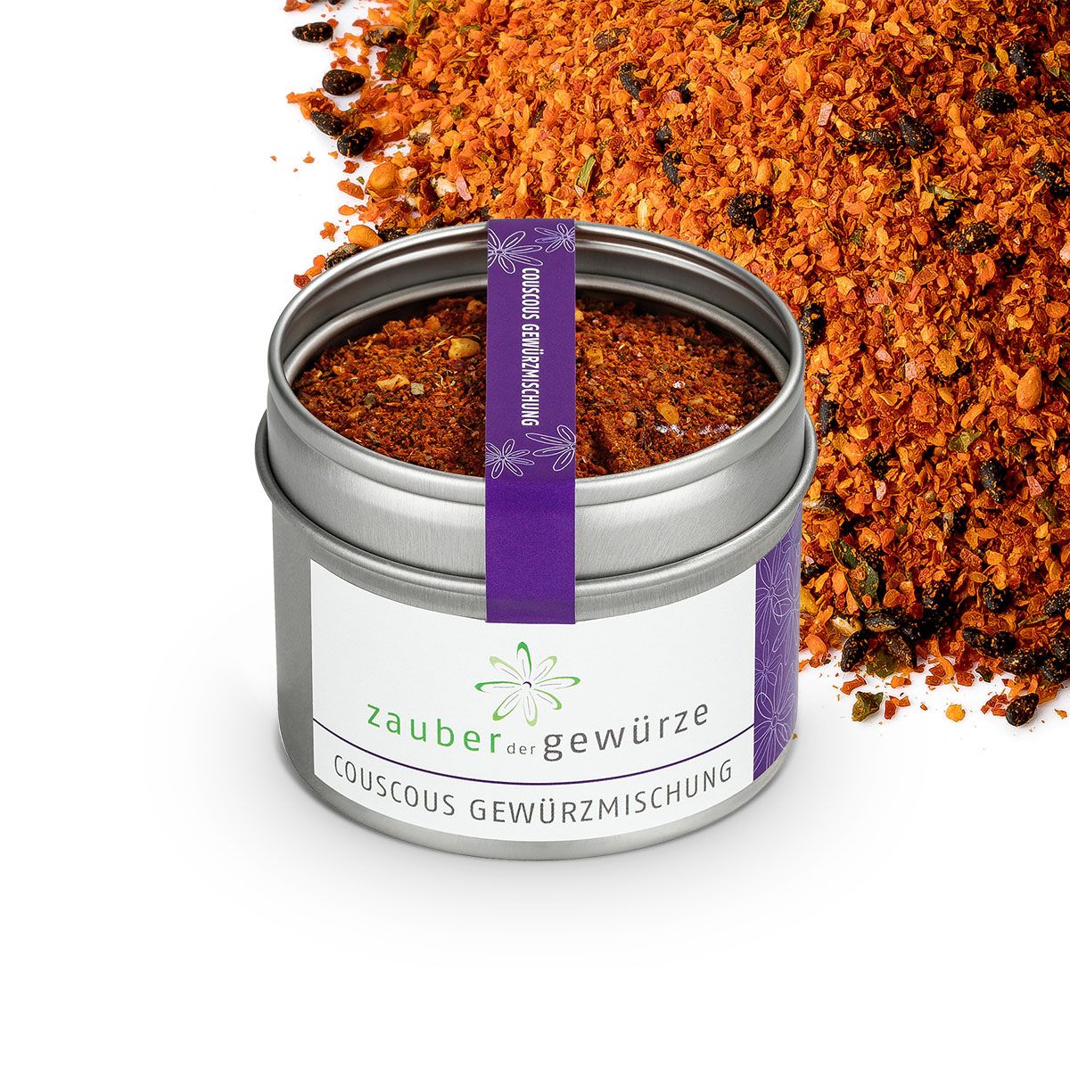 Geöffnete Metall-Dose mit Couscous-Gewürzmischung. Lila Band mit Text. Gewürze verstreut. Weißer Hintergrund.