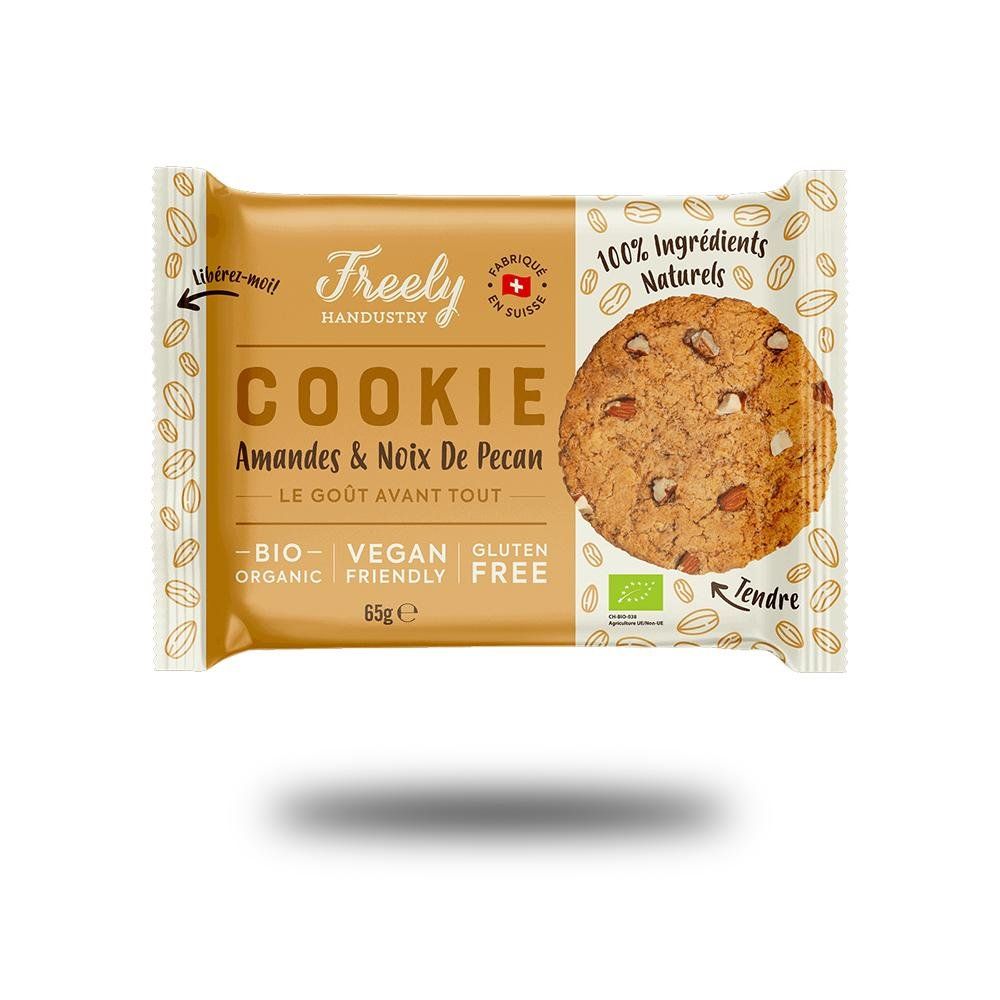 Verpackte Kekse mit Mandeln und Pekannüssen. Aufschrift: Freely Handustry Cookie, Bio, Vegan, Glutenfrei. 65g.