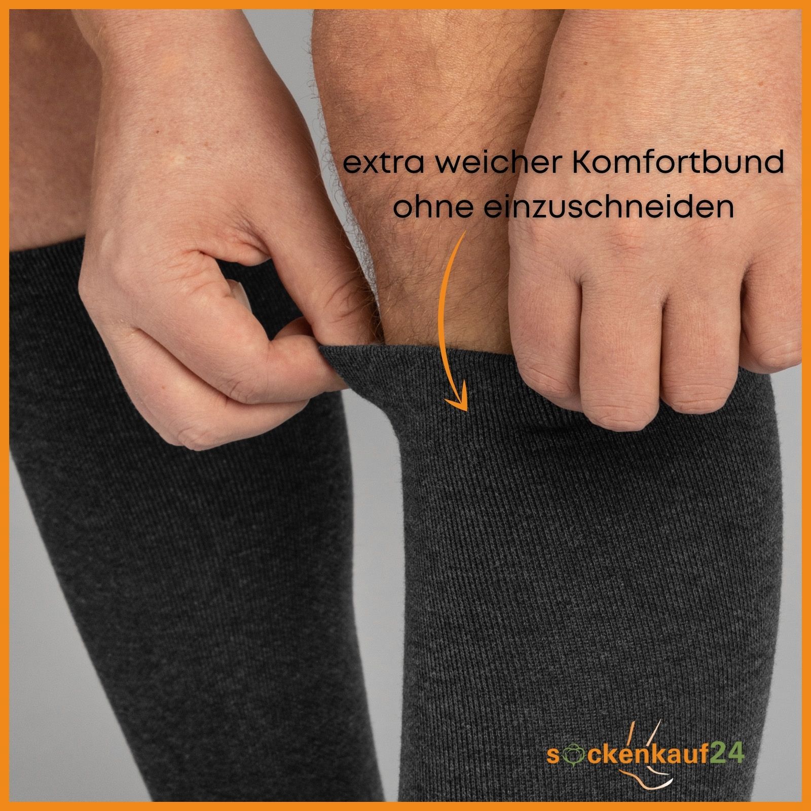 Person zieht grauen Kompressionsstrumpf hoch. Text: Extra weicher Komfortbund ohne einzuschneiden. Marke: sockenkauf24.