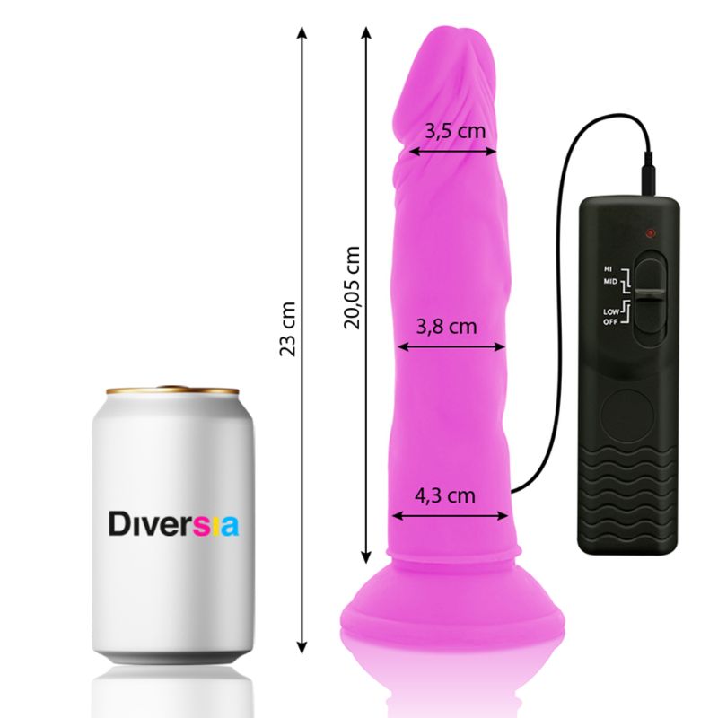 Pinkfarbener Dildo mit schwarzer Fernbedienung. Maße: 20,05 cm lang, Durchmesser 3,5 bis 4,3 cm. Dose mit "Diversia"-Logo.