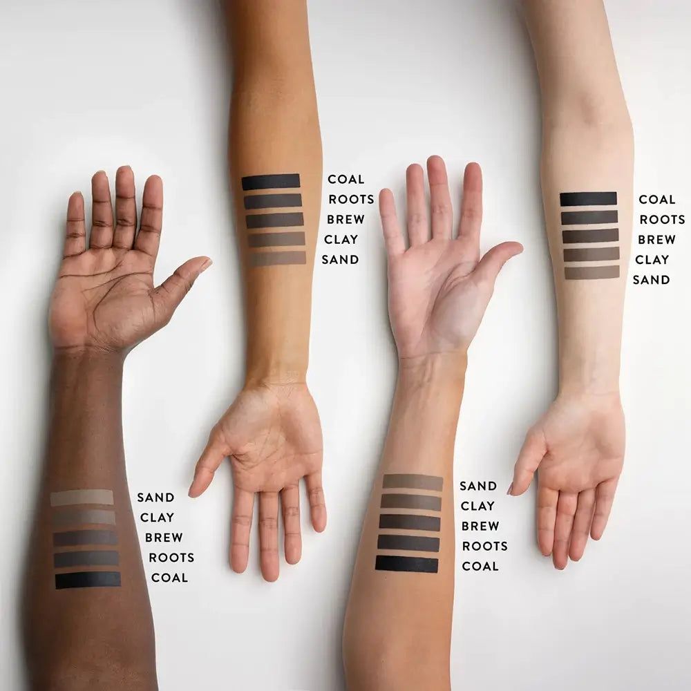Arme mit Farbmustern von Augenbrauen-Make-up. Farben: Coal, Roots, Brew, Clay, Sand. Aufschrift.