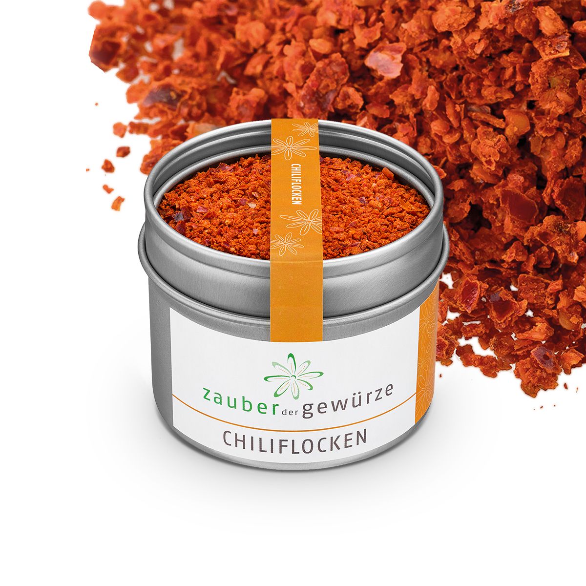 Geöffnete Dose Chiliflocken. Chiliflocken daneben. Etikett mit Produktname und Logo. Orangefarbener Streifen mit 'Chiliflocken'.