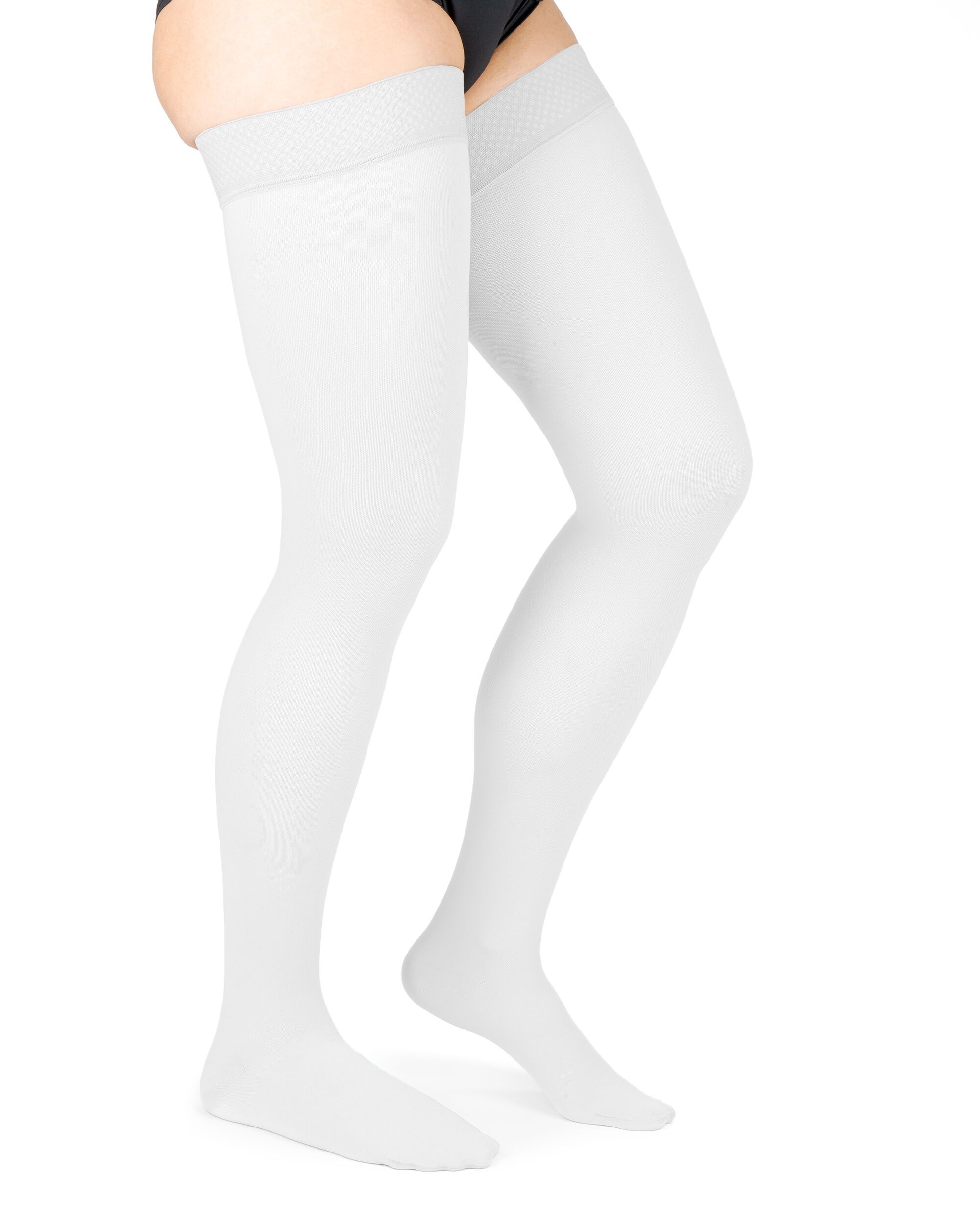 Weiße Kompressionsstrümpfe, knielang, mit Spitze und Haftband. Blick von der Seite, auf einem weißen Hintergrund.