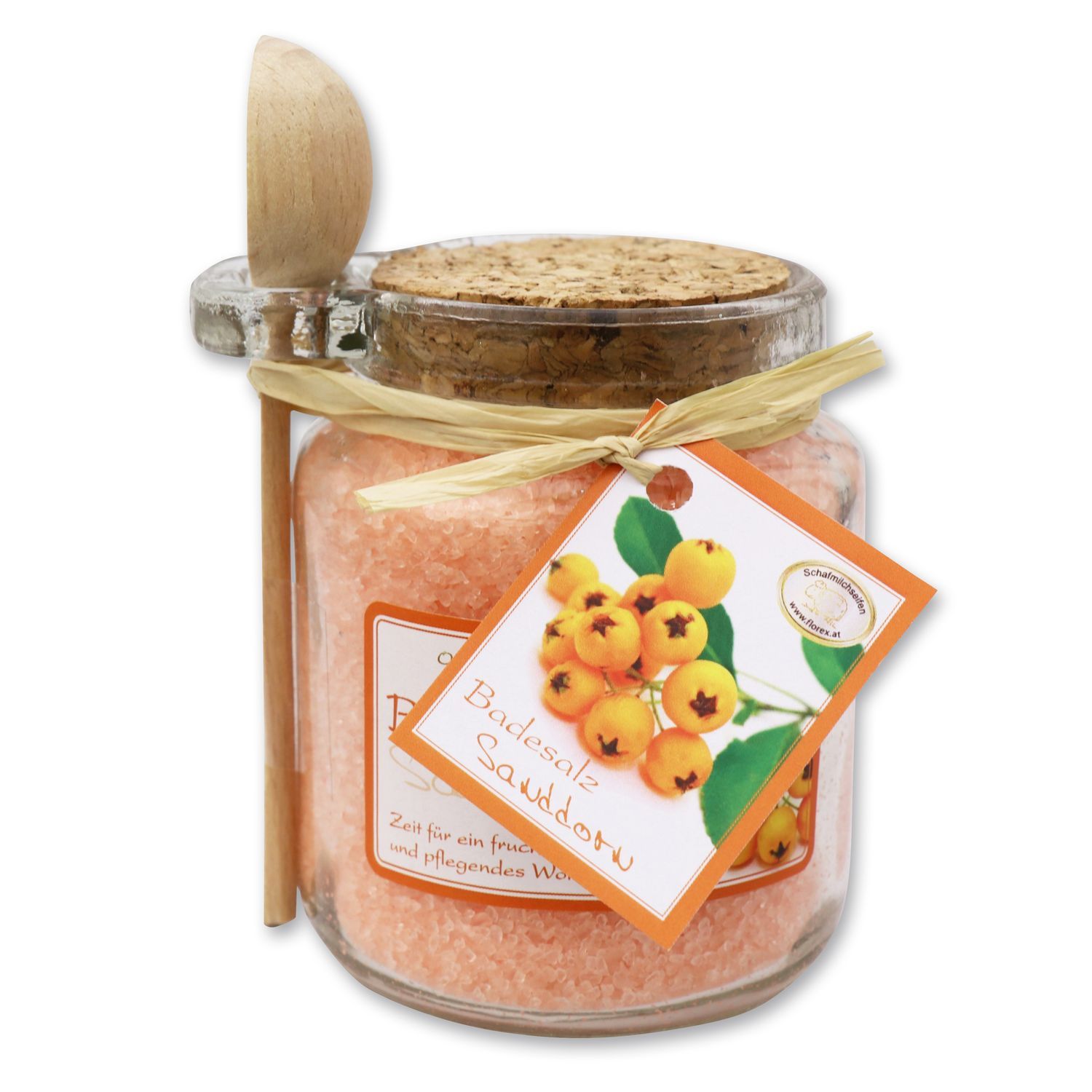 Glas mit Badesalz und Holzlöffel. Etikett mit Sanddorn-Abbildung. Korkenverschluss. Dekorative Schleife.