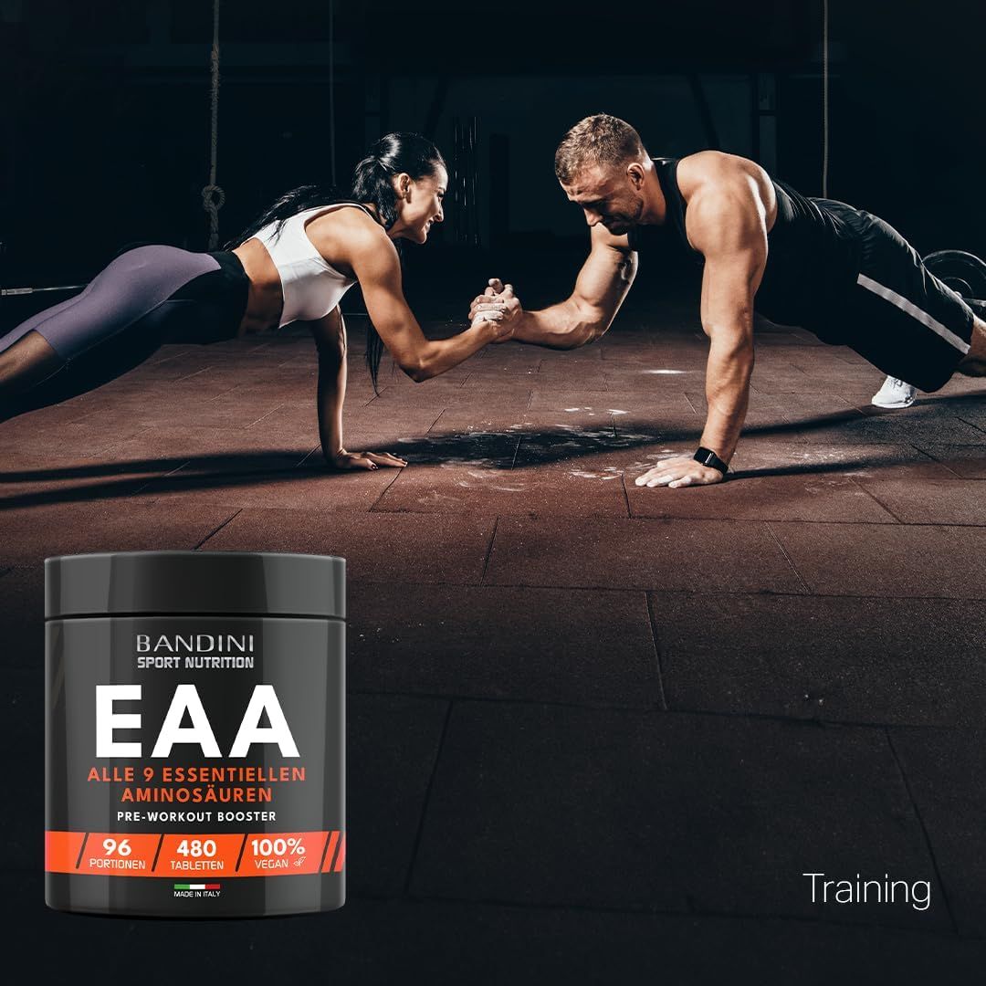 Bandini EAA Aminosäuren Komplex Tabletten-Dose. Schwarze Dose mit orangefarbenem Etikett. Zwei Personen trainieren zusammen.