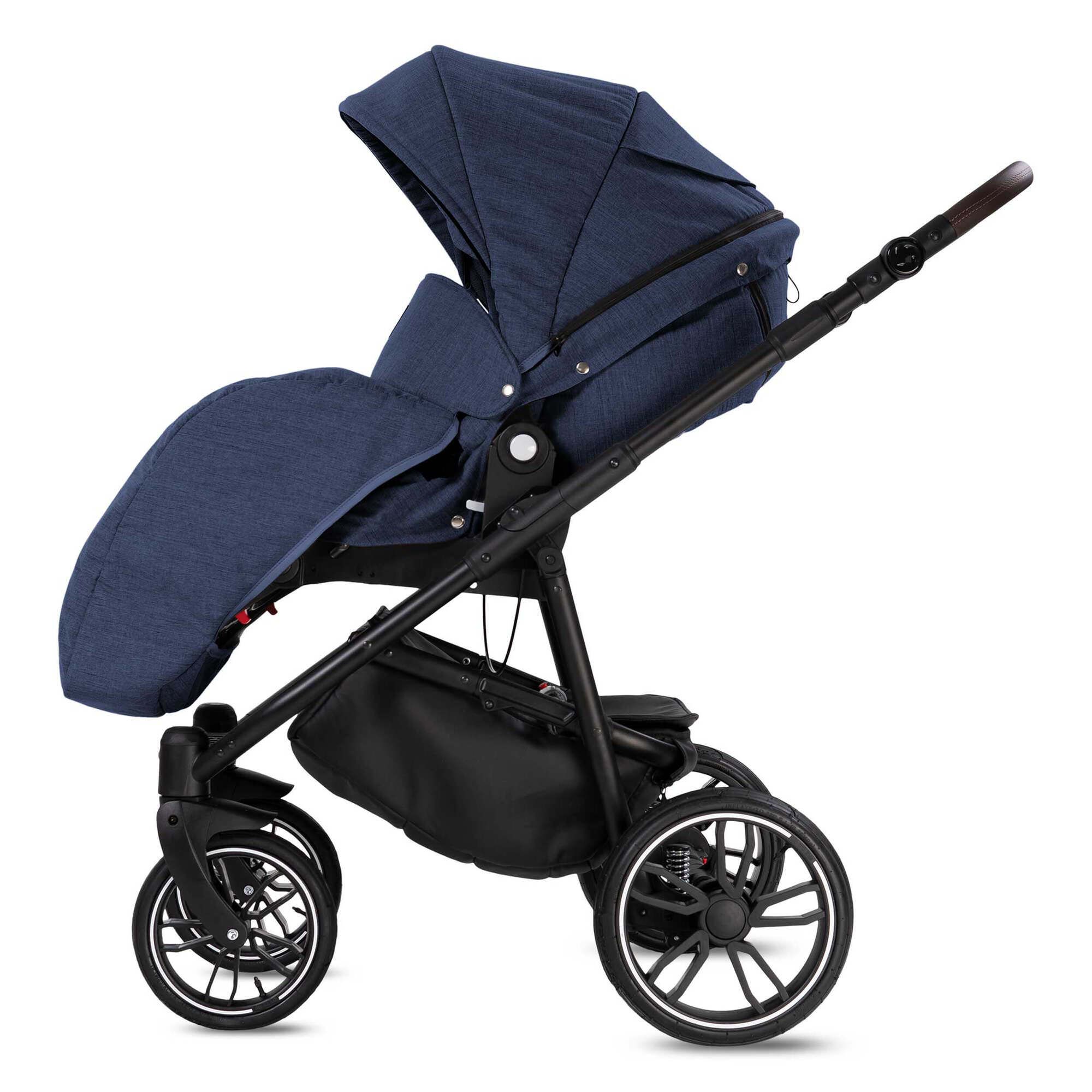Blauer Kombikinderwagen mit Luftreifen. Babywanne mit hochgeklapptem Verdeck. Schwarzes Gestell, brauner Griff.