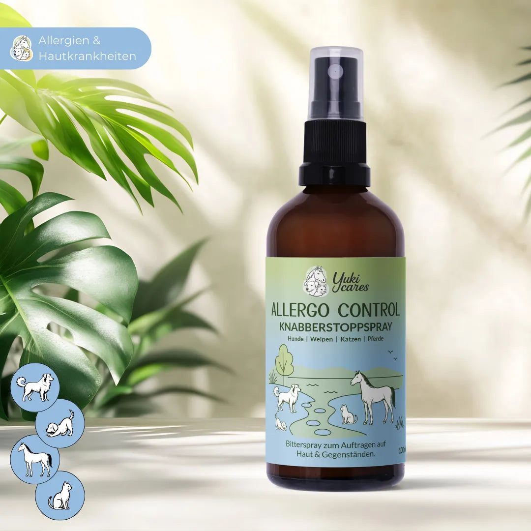 Braune Sprühflasche mit Etikett. Text: Allergo Control Knabberstoppspray. Abbildung von Tieren. Hintergrund mit Blättern.