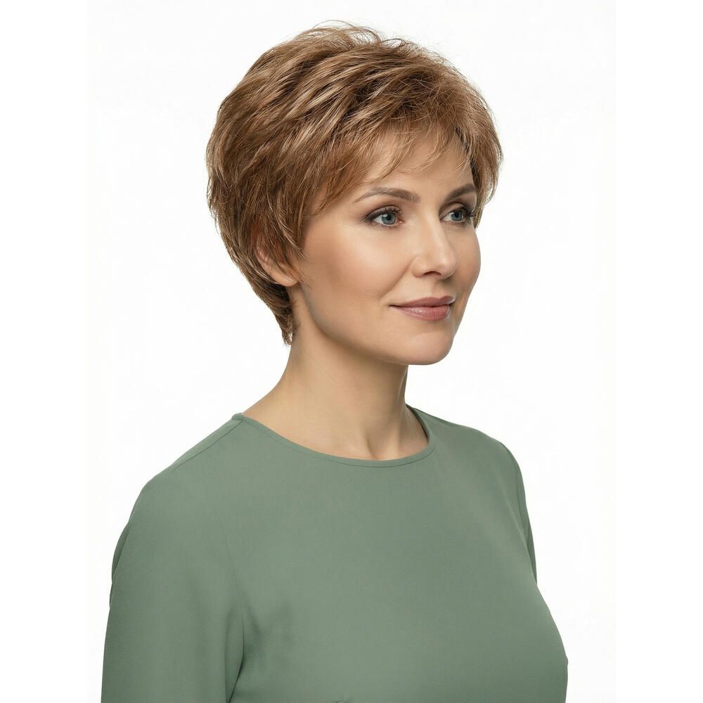 Kurzhaarperücke in Braun-Blond-Tönen. Seitliche Ansicht einer Frau mit grünem Oberteil. Natürlicher Look.