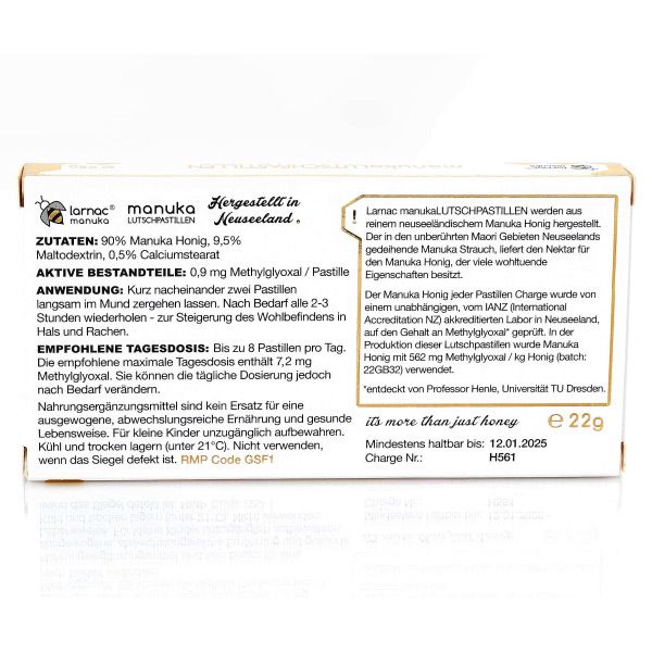 Rückseite der Schachtel. Textinformationen. Logo: Larnac Manuka. Hergestellt in Neuseeland. Mindesthaltbarkeitsdatum.