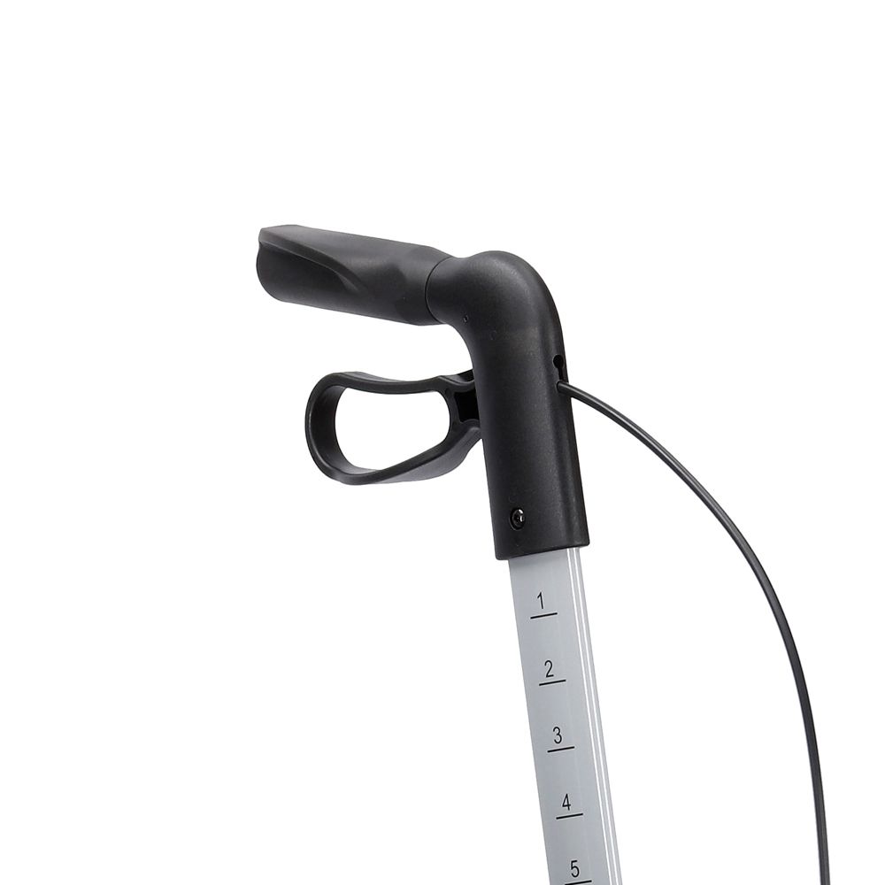 Rollator-Handgriff, schwarz, mit Bremshebel und Höhenmarkierungen. Teil eines Rollators.