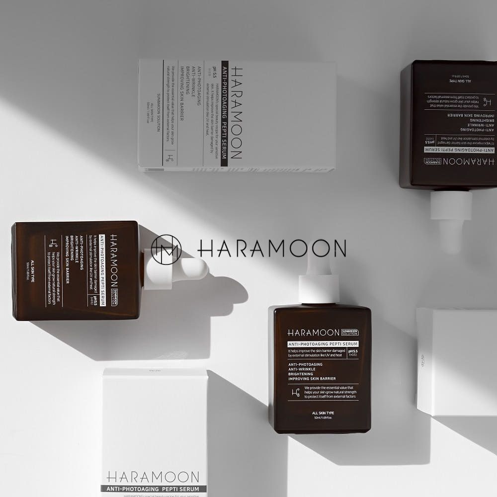 Mehrere Serumflaschen mit Tropfer und Kartons, Produktnamen und Informationen zur Hautpflege.